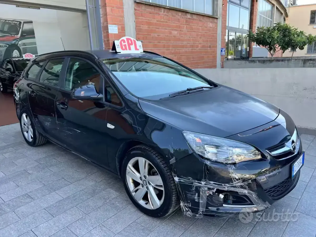 Usata Opel Astra 136 CV (100 kW) 2014 Nero Berlina