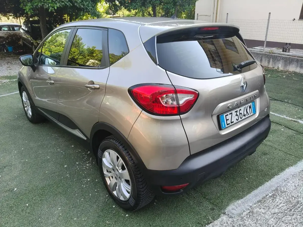 Usata Renault Captur 90 CV (66 kW) 2015 Grigio SUV