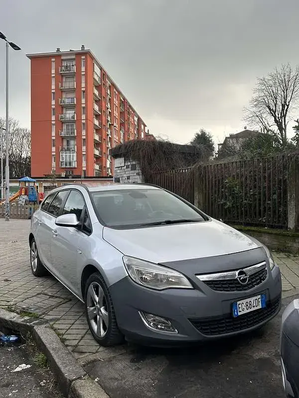 Usata Opel Astra 140 CV (102 kW) 2011 Argento Station wagon