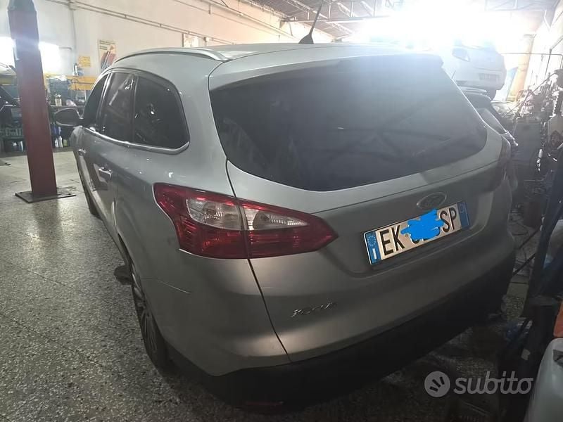 Begagnad Ford Focus Titanium 115 HK (84 kW) 2012 Grå Kombi