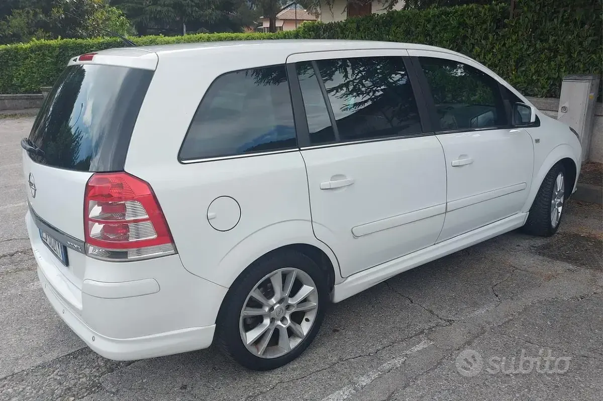 Usata Opel Zafira 110 CV (80 kW) 2011 Bianco Monovolume