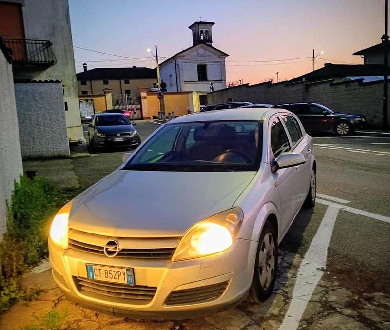 Usata Opel Astra Edition 82 CV (60 kW) 2004 Argento