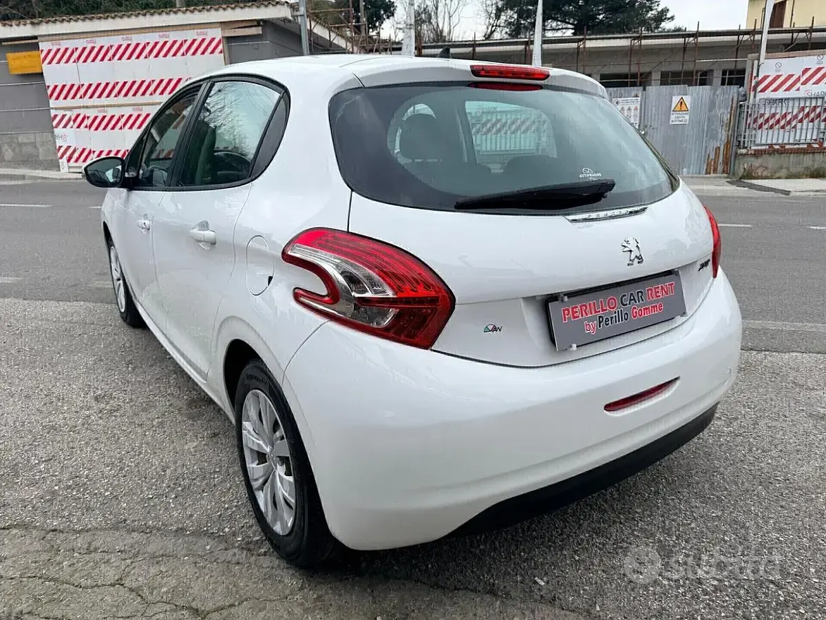 Usata Peugeot 208 Active 68 CV (50 kW) 2014 Bianco Utilitaria