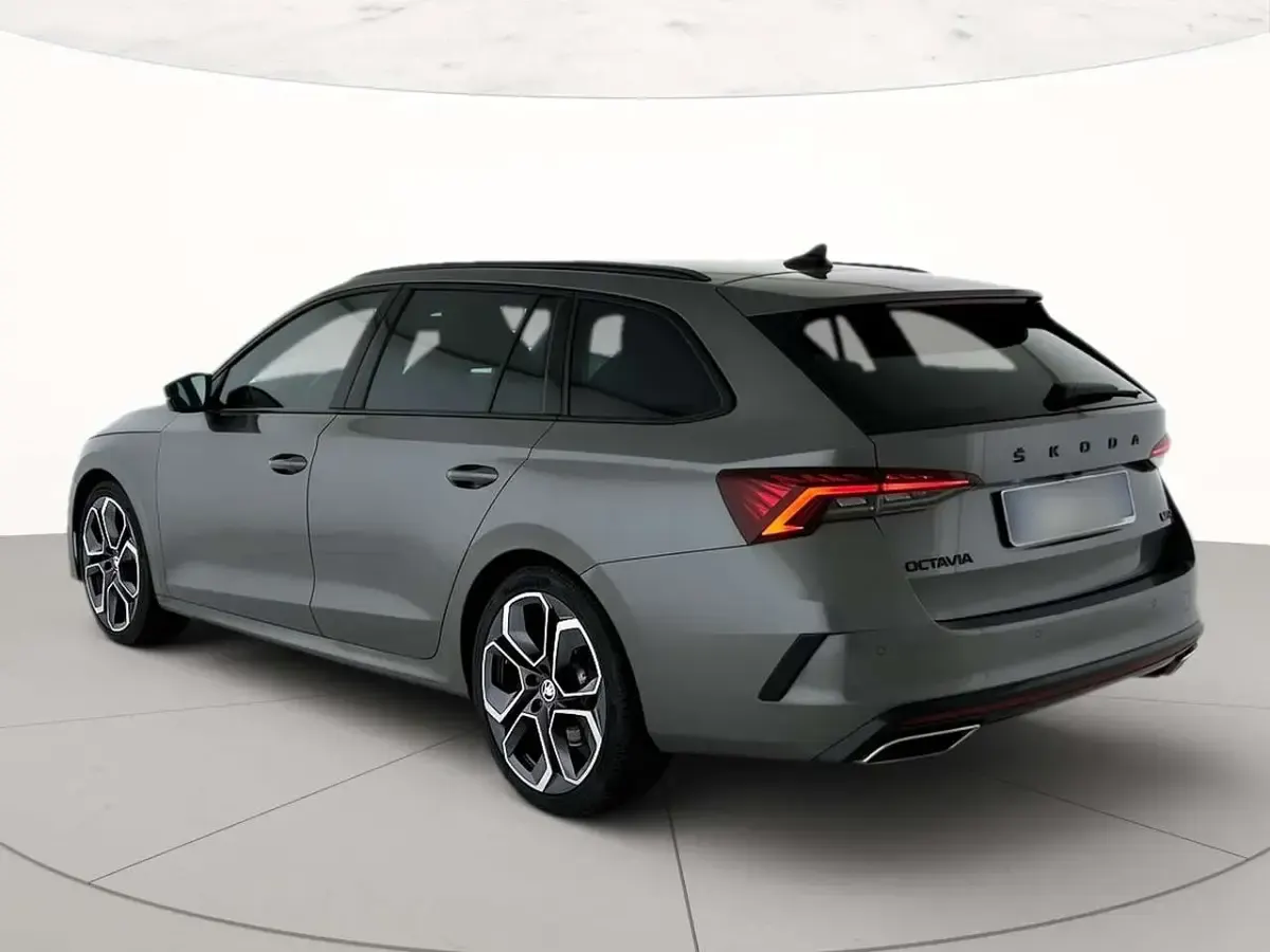 Usata Skoda Octavia RS 245 CV (180 kW) 2023 Grigio graphite metallizzato Station wagon