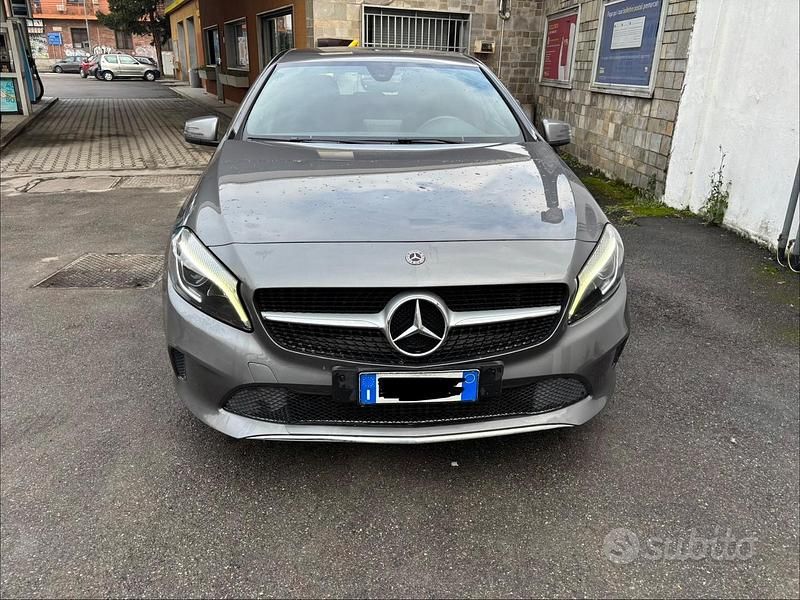 Usata Mercedes A180 Business 108 CV (79 kW) 2017 Grigio Berlina