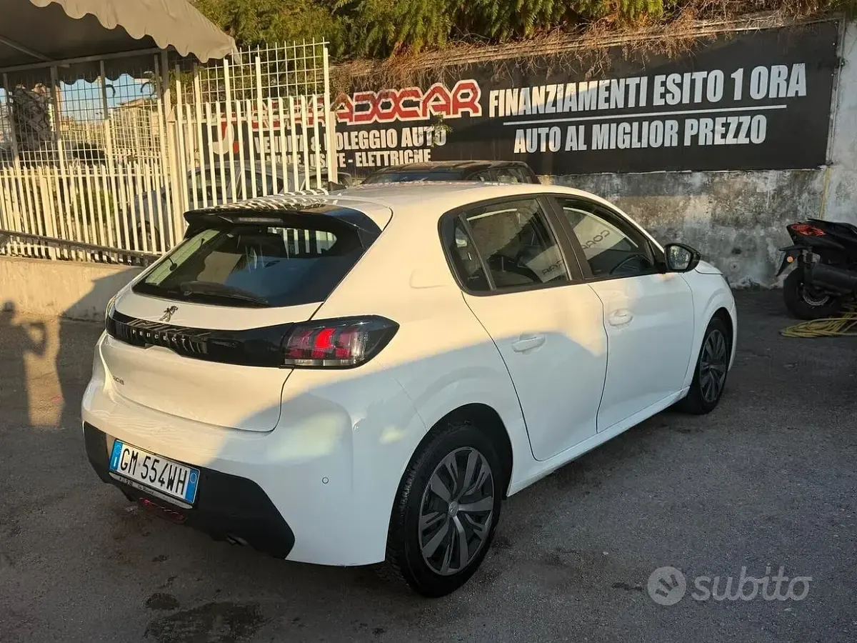 Usata Peugeot 208 Allure 102 CV (75 kW) 2023 Bianco Utilitaria