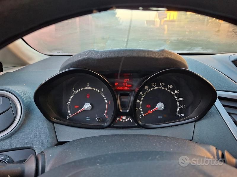 Usata Ford Fiesta 68 CV (50 kW) 2009 Grigio Berlina