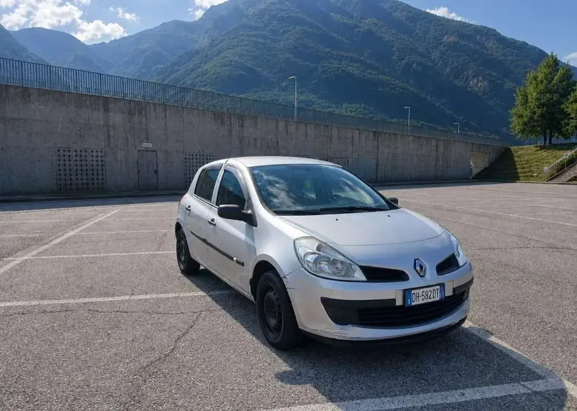 Usata Renault Clio II 75 CV (55 kW) 2008 Berlina