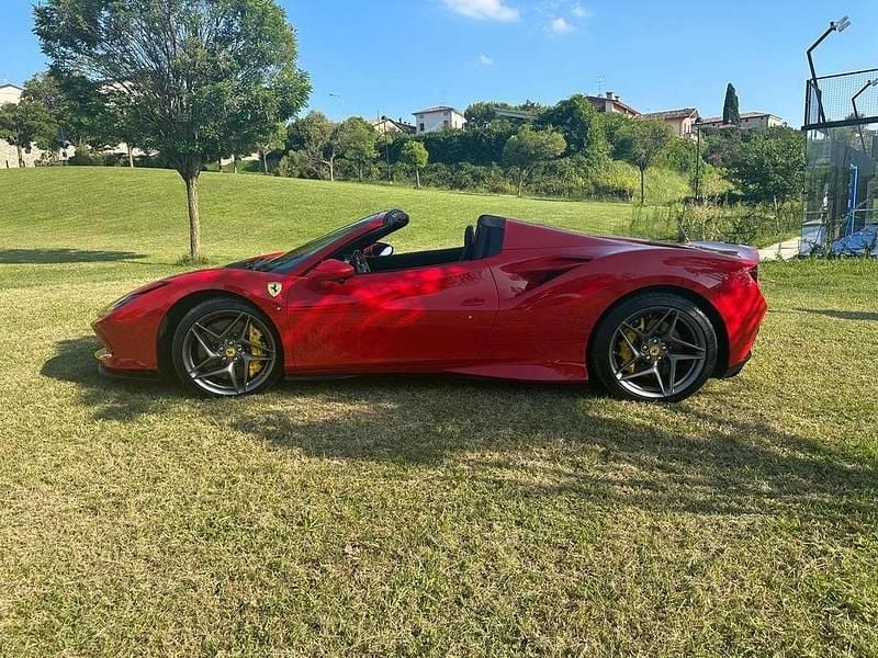 Usata Ferrari F8 721 CV (530 kW) 2023 Rosso Cabrio