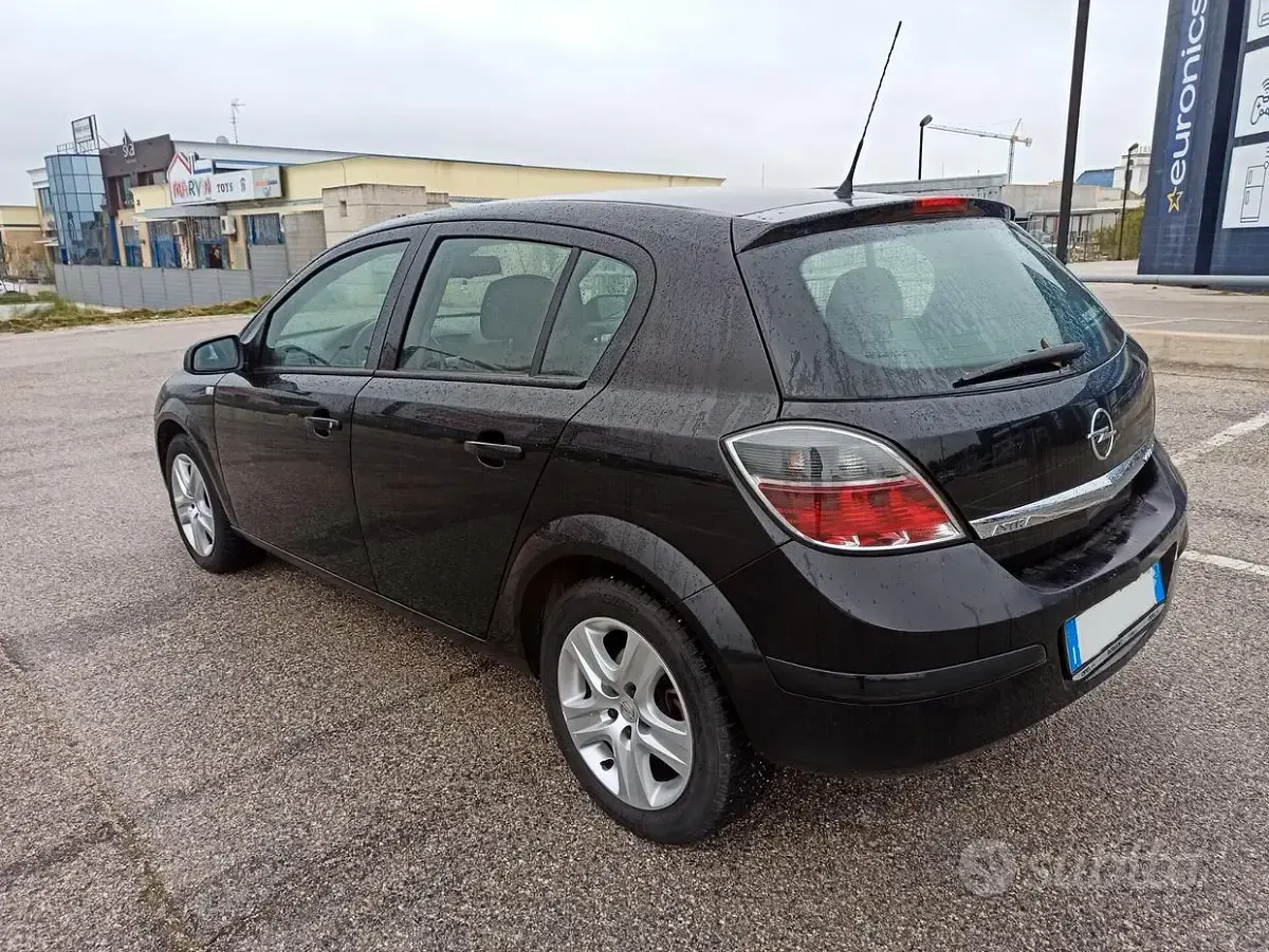 Usata Opel Astra Cosmo 110 CV (80 kW) 2009 Nero Berlina