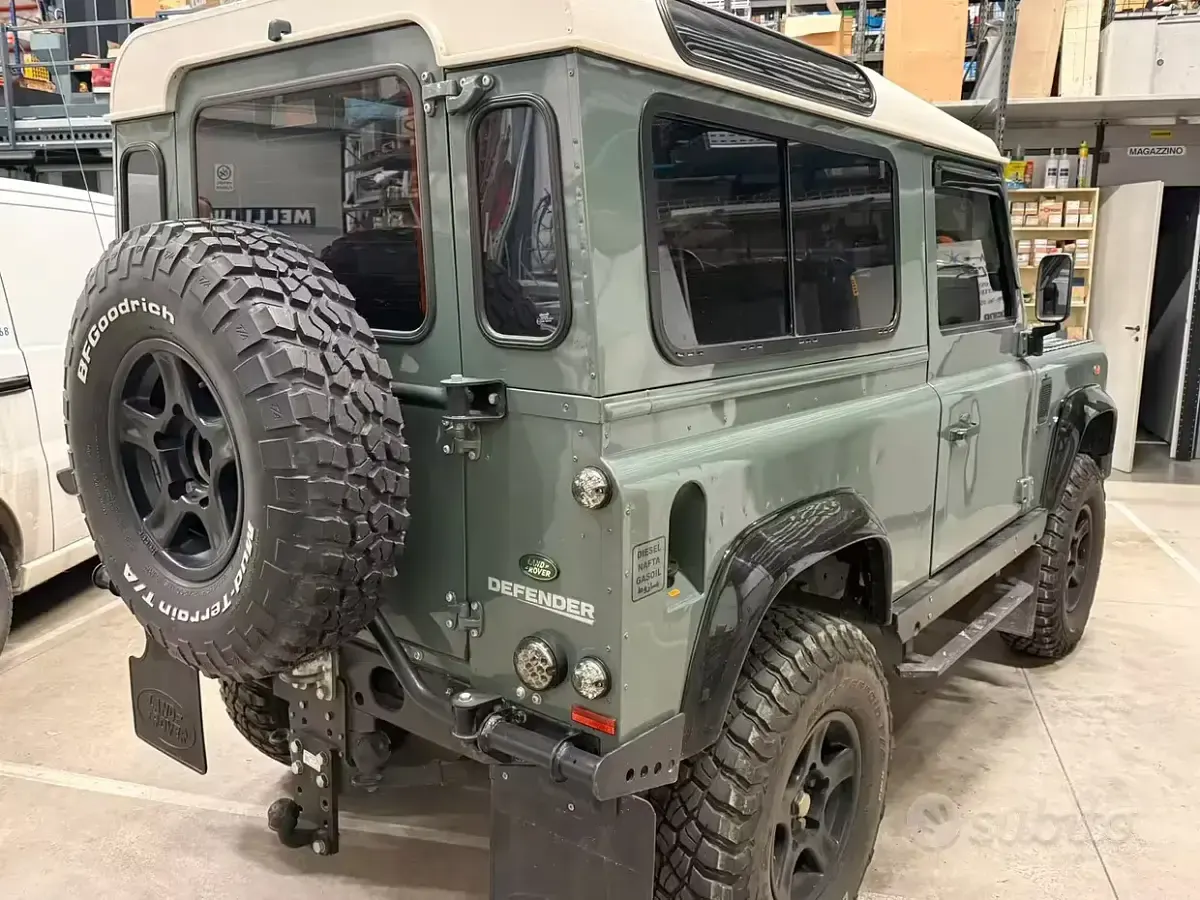 Usata Land Rover Defender 122 CV (89 kW) 2009 Verde SUV