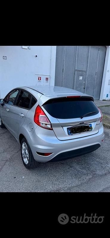 Usata Ford Fiesta 92 CV (67 kW) 2017 Grigio Berlina