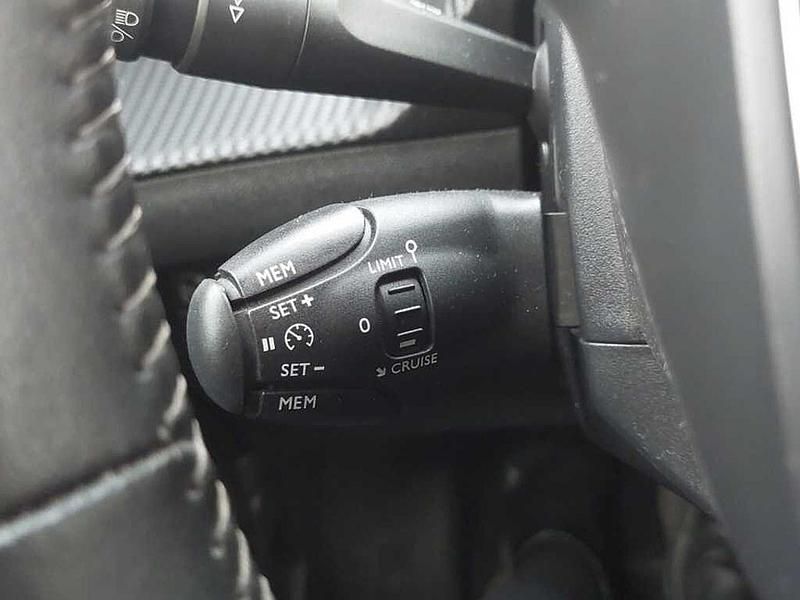 Usata Peugeot 2008 Active 101 CV (74 kW) 2023 Arancione SUV