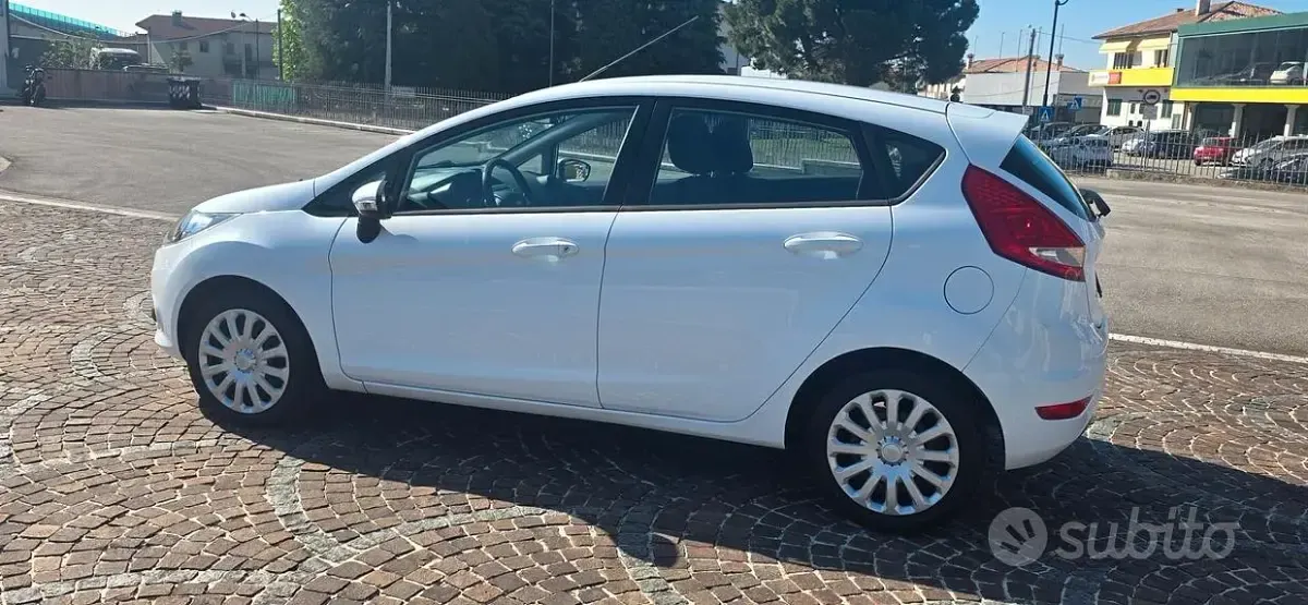 Usado Ford Fiesta Titanium 97 HP (71 kW) 2010 Branco Citadino
