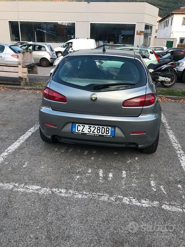 Usata Alfa Romeo 147 120 CV (88 kW) 2006 Grigio Utilitaria