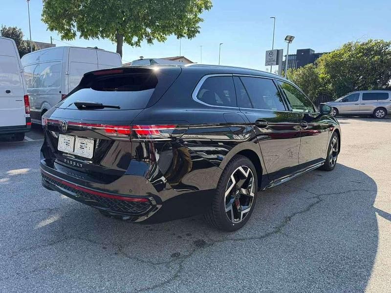 Begagnad VW Passat R-line 150 HK (110 kW) 2025 Svart Kombi