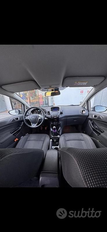 Usata Ford Fiesta 92 CV (67 kW) 2017 Grigio Berlina