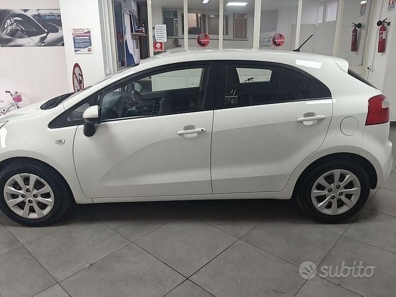 Usata Kia Rio Active 75 CV (55 kW) 2013 Bianco Berlina