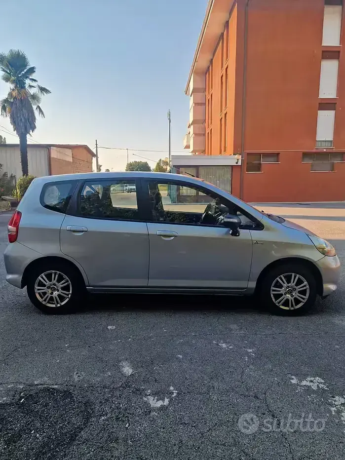 Usata Honda Jazz 83 CV (61 kW) 2005 Grigio Utilitaria