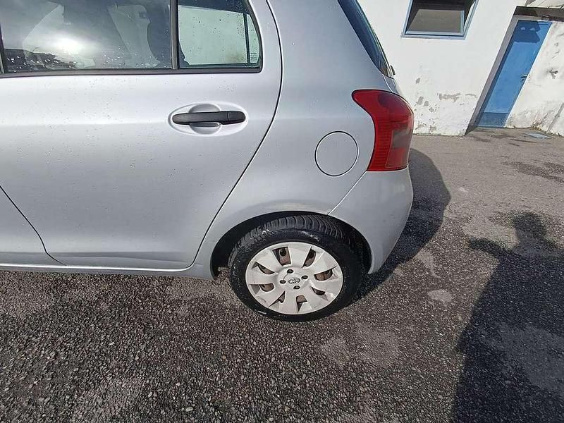 Usata Toyota Yaris 69 CV (50 kW) 2008 Argento Utilitaria