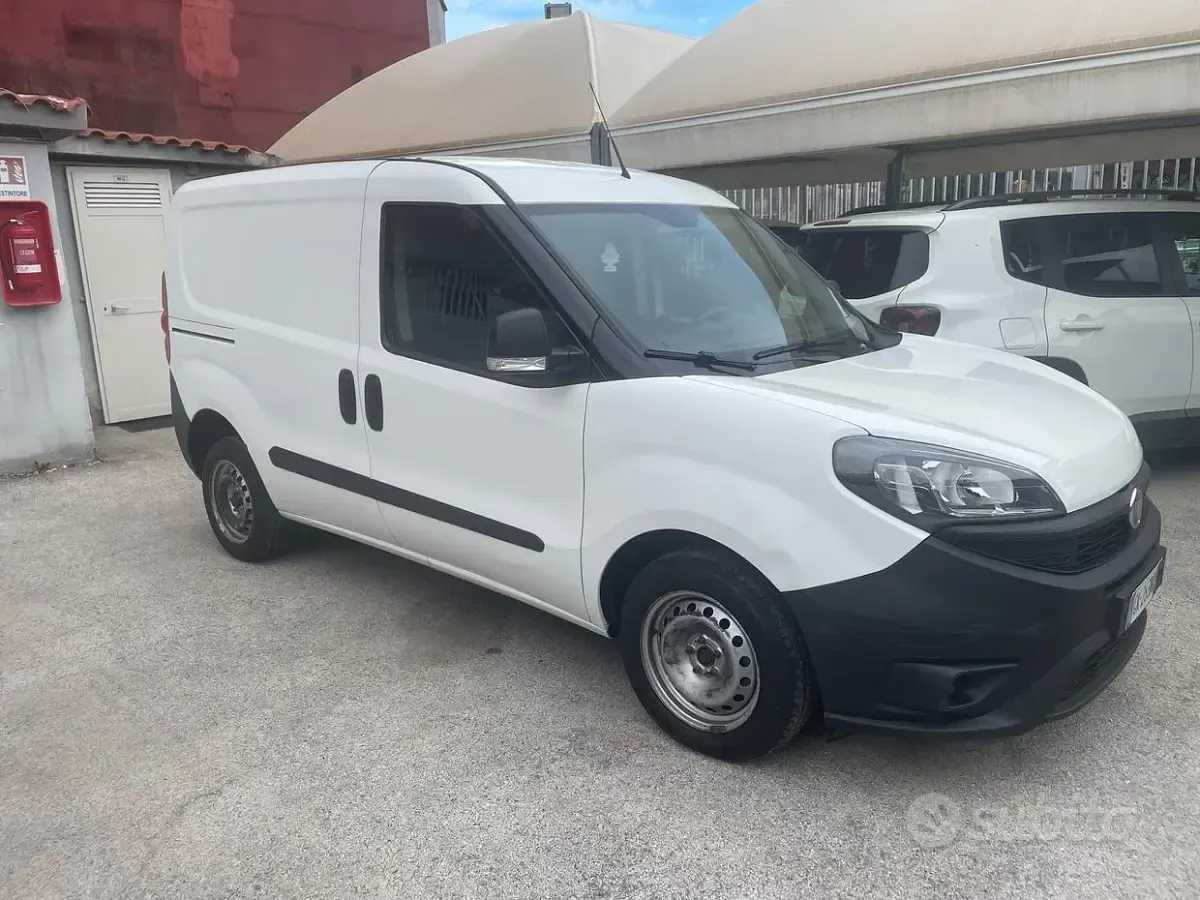 Usata Fiat Doblò S 105 CV (77 kW) 2022 Bianco Monovolume