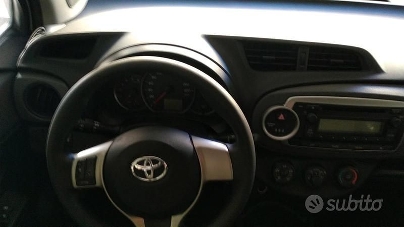 Usata Toyota Yaris Active 90 CV (66 kW) 2013 Bianco Utilitaria