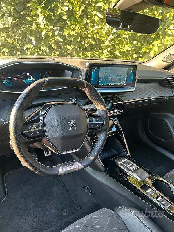 Usata Peugeot e-2008 GT-line 100 kW (136 CV) 2022 Grigio SUV