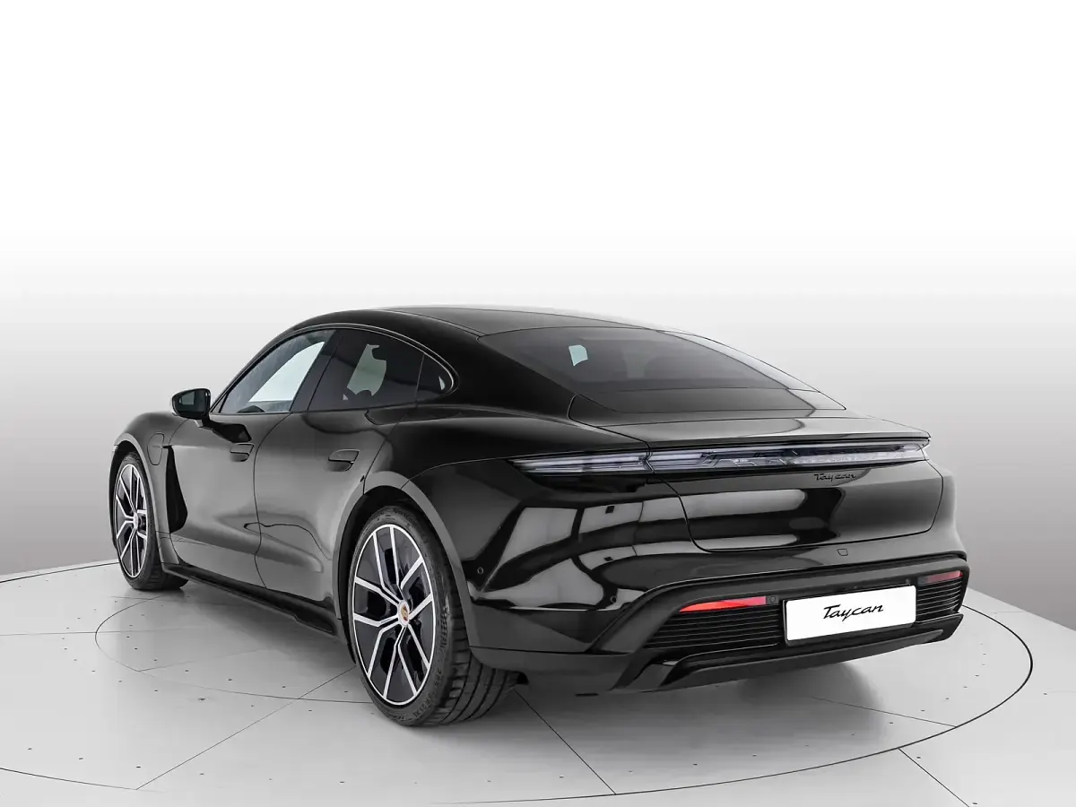 Nuova Porsche Taycan Black Edition 2026 Nero jet metallizzato Berlina