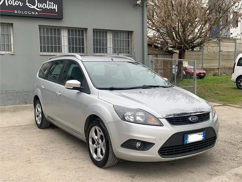 Begagnad Ford Focus Titanium 115 HK (84 kW) 2010 Silver Kombi