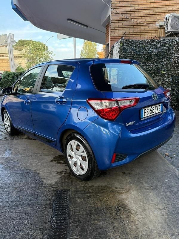 Usata Toyota Yaris Hybrid Active 73 CV (53 kW) 2018 Blu Berlina