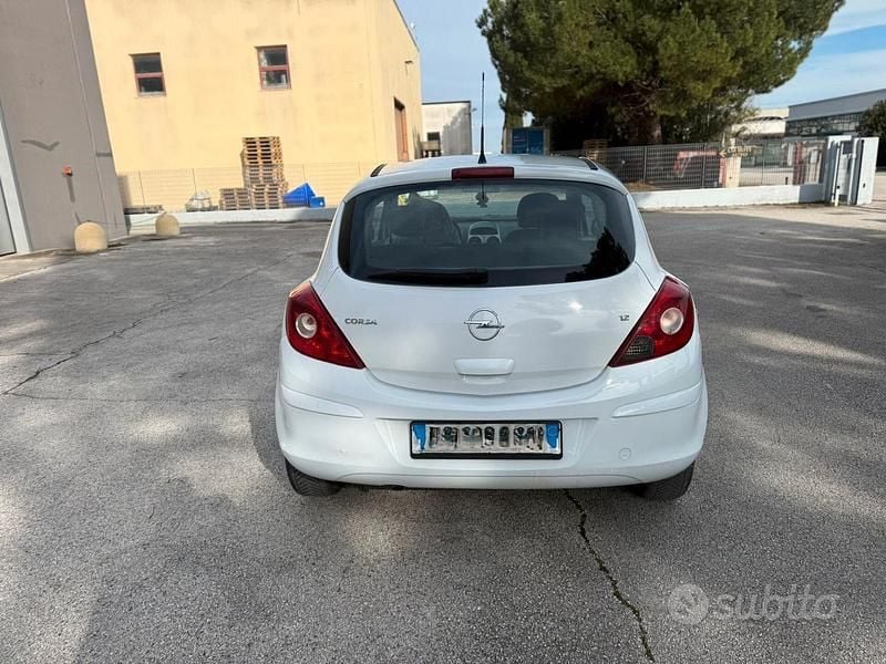 Usata Opel Corsa 59 CV (43 kW) 2009 Bianco Utilitaria