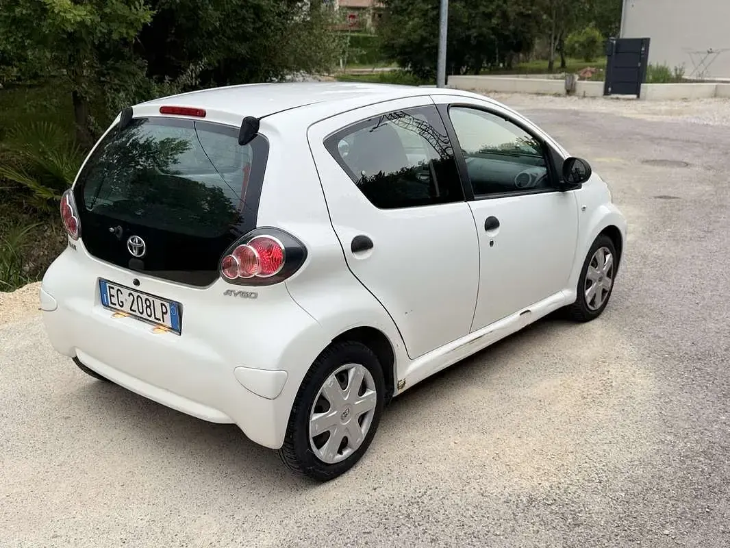 Usata Toyota Aygo Connect Style 68 CV (50 kW) 2011 Bianco Utilitaria