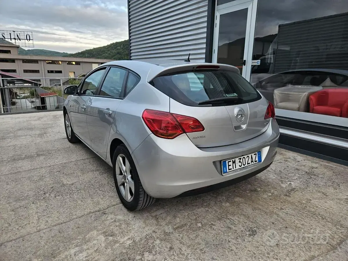 Usata Opel Astra 110 CV (80 kW) 2012 Grigio Berlina