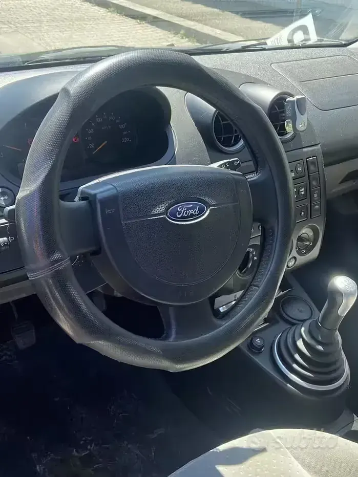 Usata Ford Fiesta Ghia 49 CV (36 kW) 2003 Grigio Utilitaria