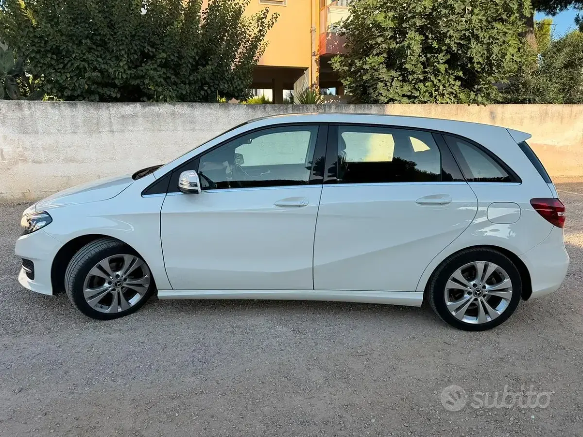 Usata Mercedes B180 109 CV (80 kW) 2017 Bianco Utilitaria