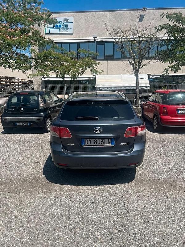 Usata Toyota Avensis 150 CV (110 kW) 2009 Grigio Berlina