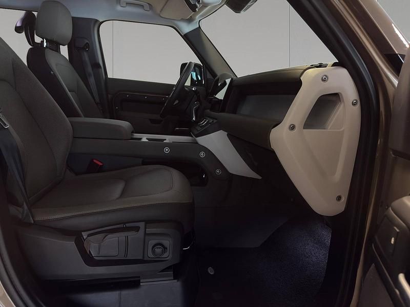 Usata Land Rover Defender S 200 CV (147 kW) 2025 Gondwana stone gloss SUV