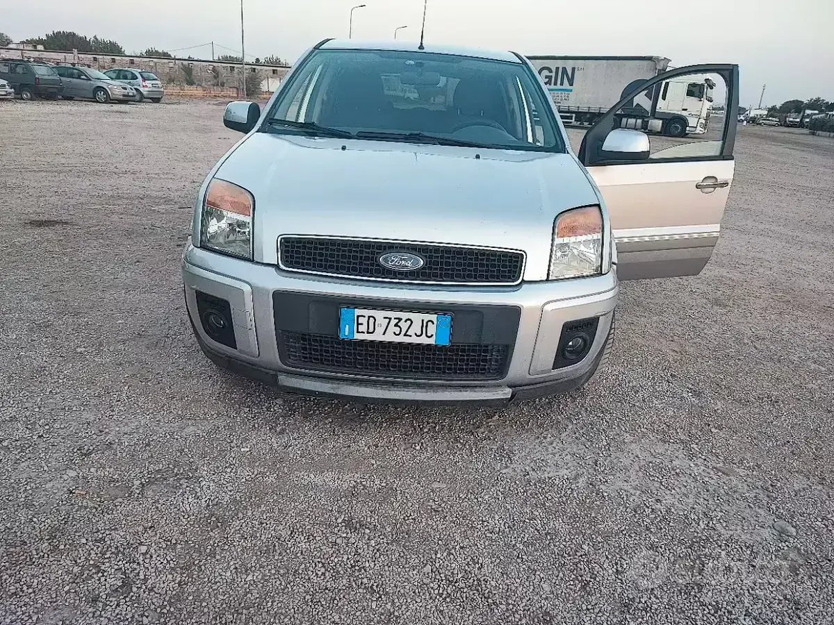 Usata Ford Fusion 68 CV (50 kW) 2010 Grigio Utilitaria