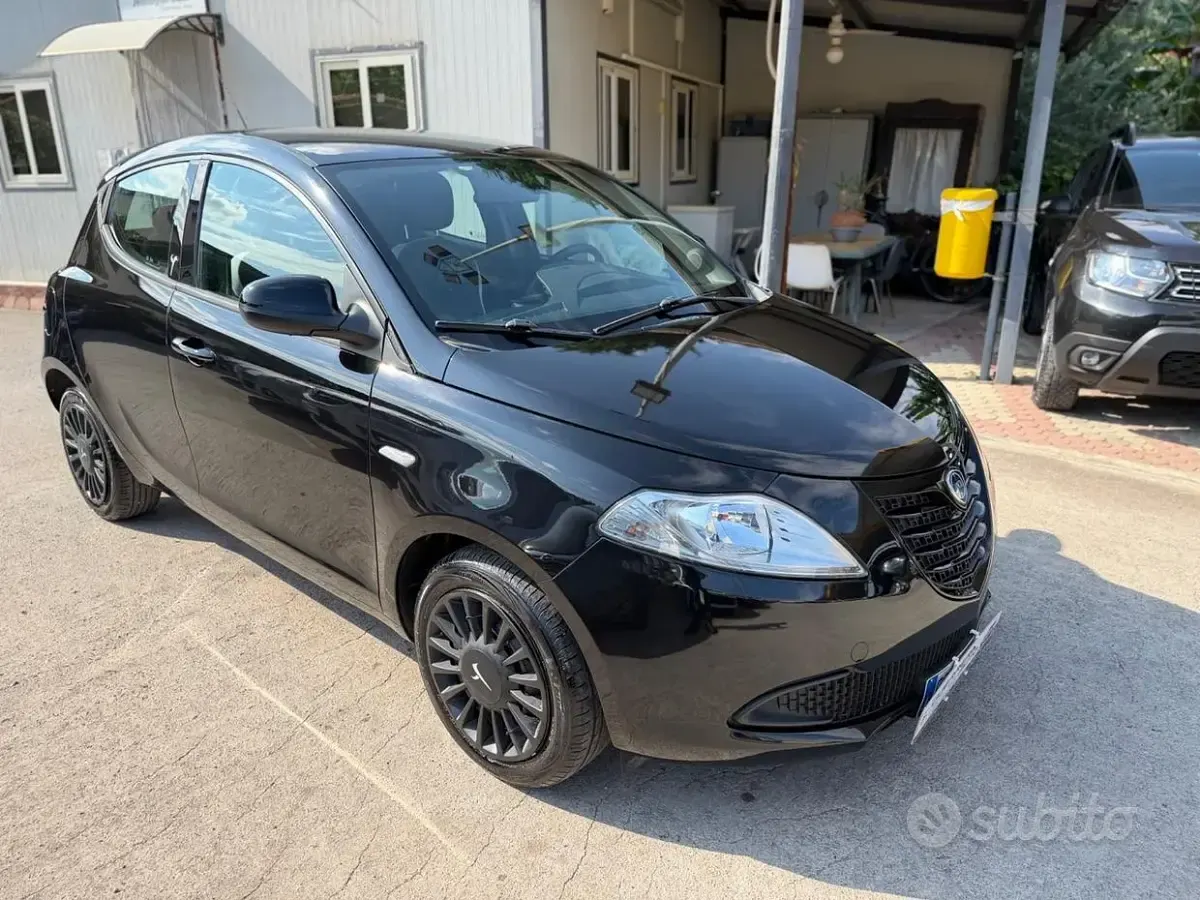 Usata Lancia Ypsilon 69 CV (50 kW) 2015 Nero Utilitaria