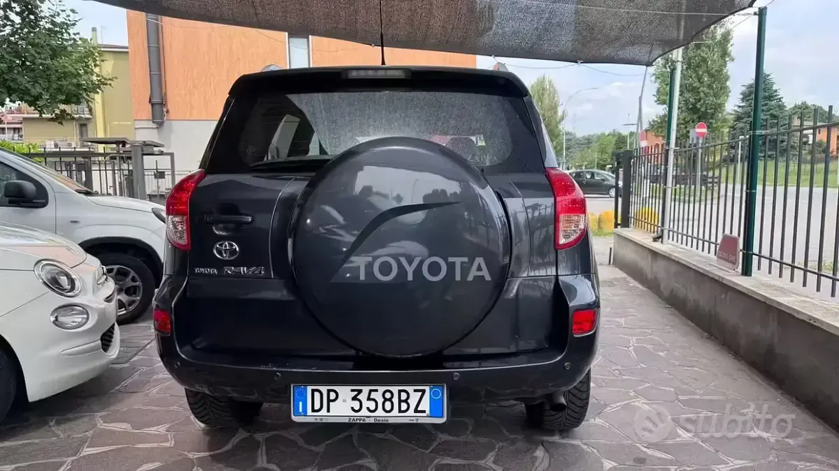 Usado Toyota RAV4 Luxury 136 CV (100 kW) 2008 Gris SUV