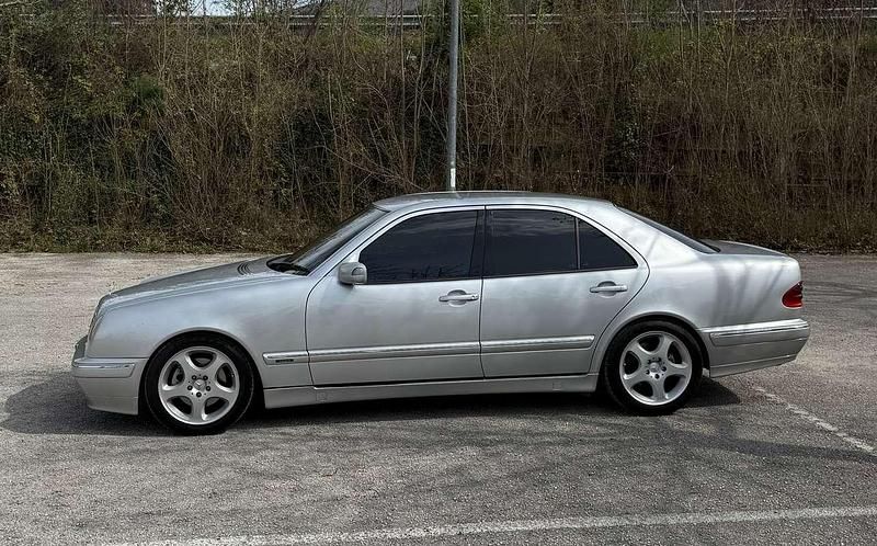 Usata Mercedes E320 Avantgarde 197 CV (144 kW) 2000 Grigio Berlina
