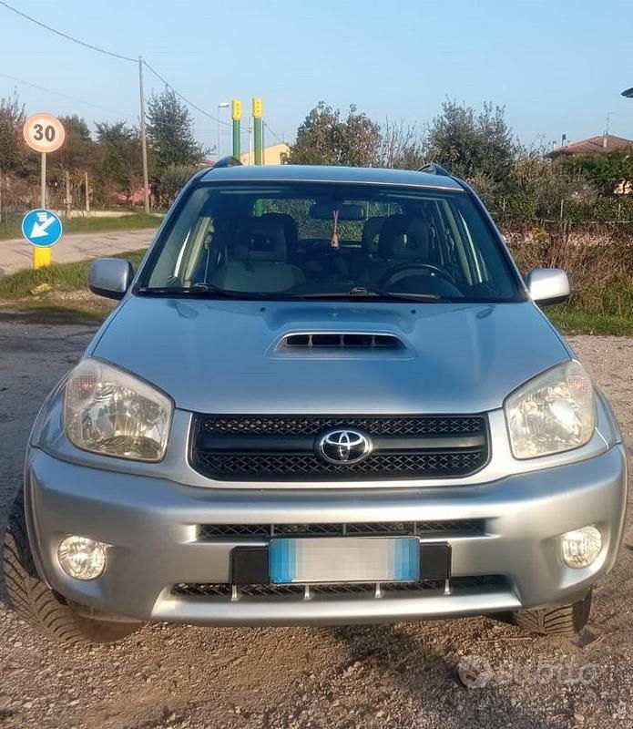 Grigio Usata 2005 Toyota RAV4 SUV | 5000 € (Cara) - Immagine 1/4