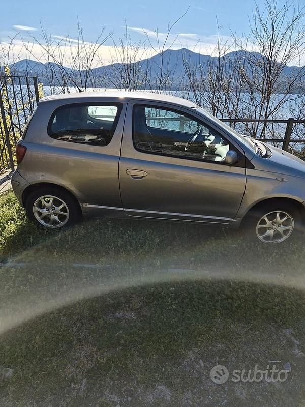 Usata Toyota Yaris 2005 Grigio Berlina