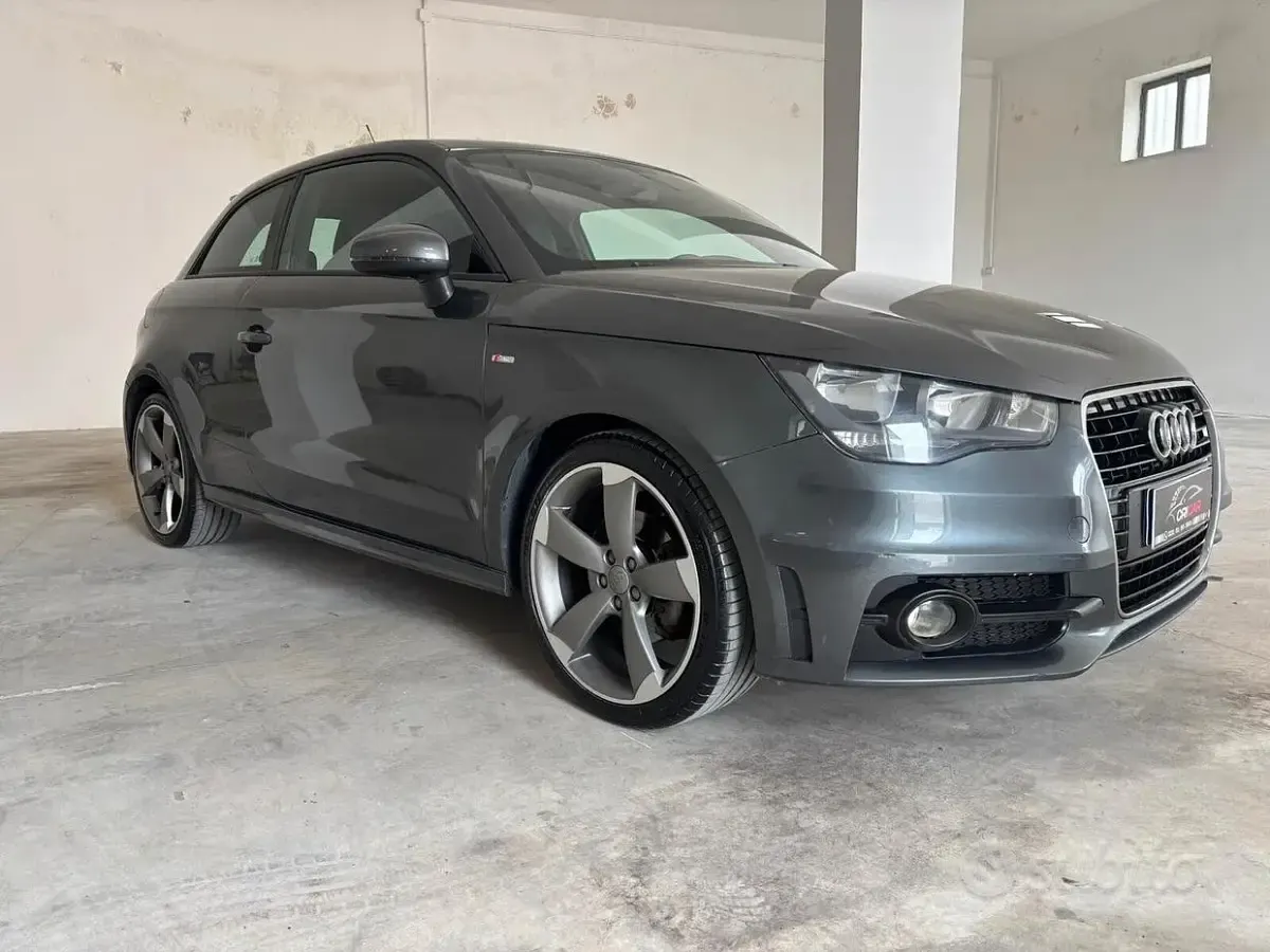 Usado Audi A1 Ambition 105 CV (77 kW) 2011 Gris Utilitario
