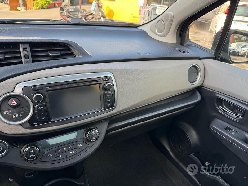 Usata Toyota Yaris 75 CV (55 kW) 2012 Blu Berlina