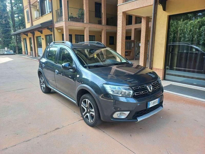 Grigio Usata 2018 Dacia Sandero Stepway Due volumi | 9500 € (Cara) - Immagine 1/4