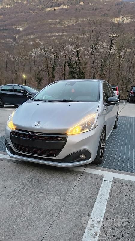 Usata Peugeot 208 GT-line 110 CV (80 kW) 2017 Utilitaria