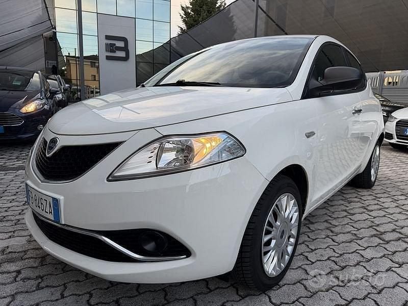 Usata Lancia Ypsilon Gold 69 CV (50 kW) 2015 Bianco Utilitaria