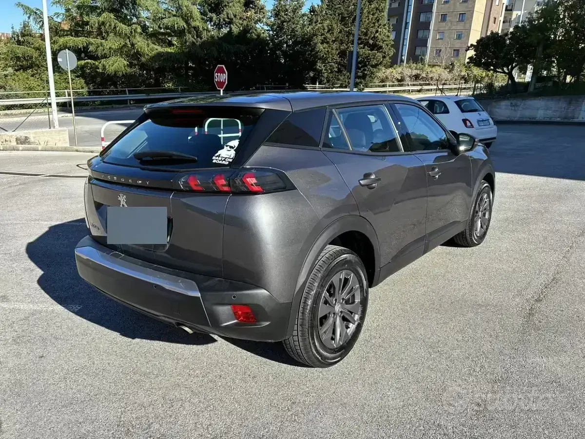 Usado Peugeot 2008 Allure 100 HP (73 kW) 2023 Cinzento SUV