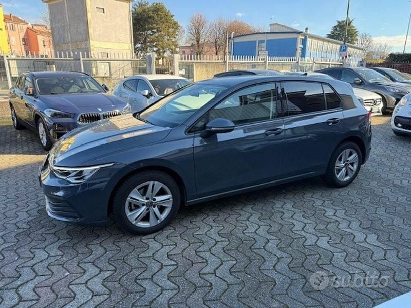 Usata VW Golf VIII Life 131 CV (96 kW) 2021 Grigio Berlina